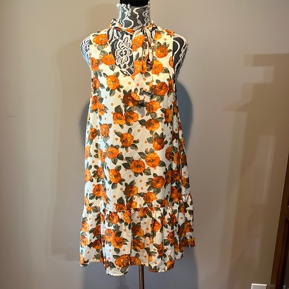 Dresses & Skirts - Entro Floral Dress🌻Stunning